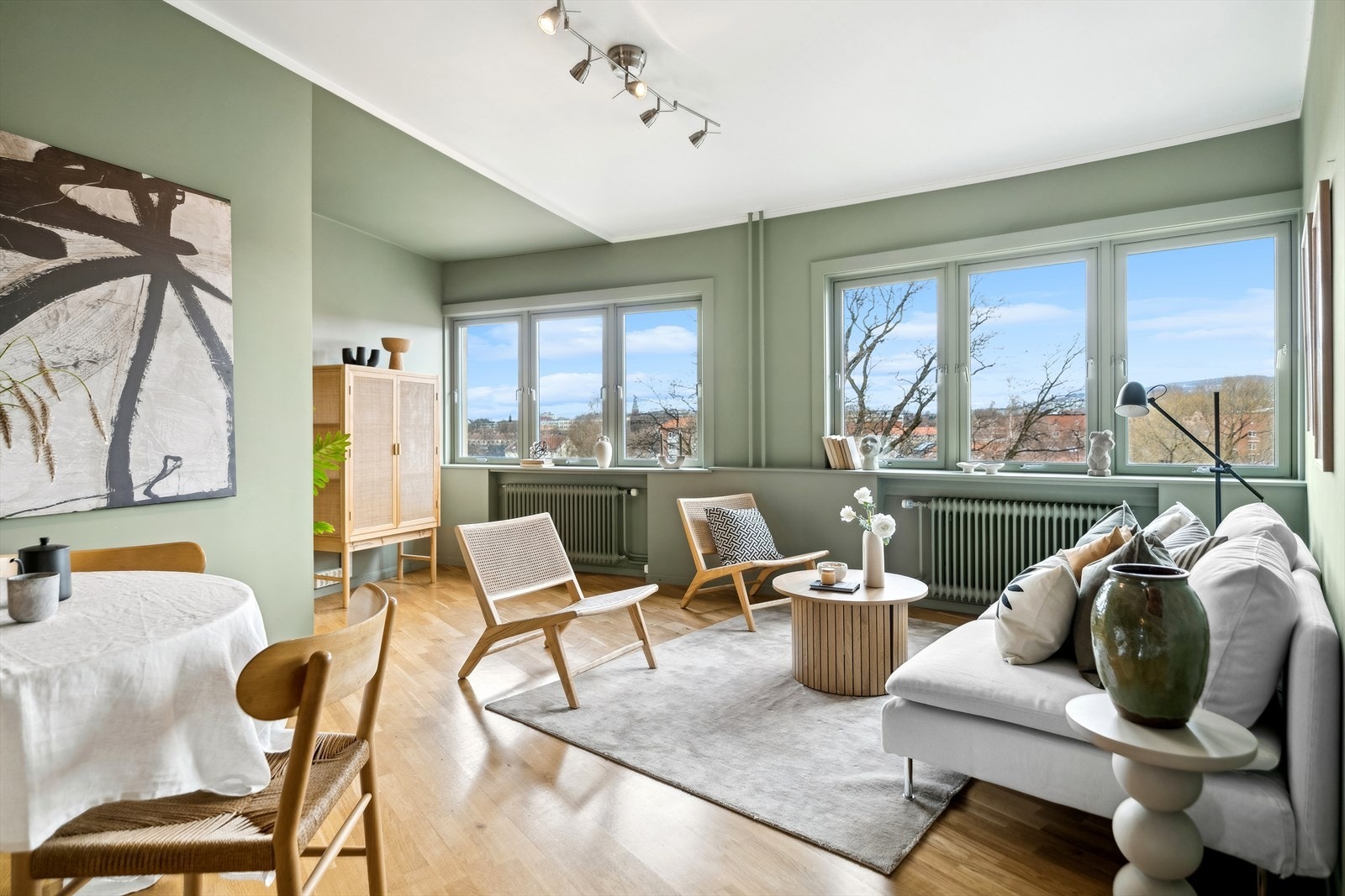 Stor, romslig stue med delvis åpent kjøkken. Naturlig inndeling av soner for sofa, TV, spisebord m.m. Galleribilde