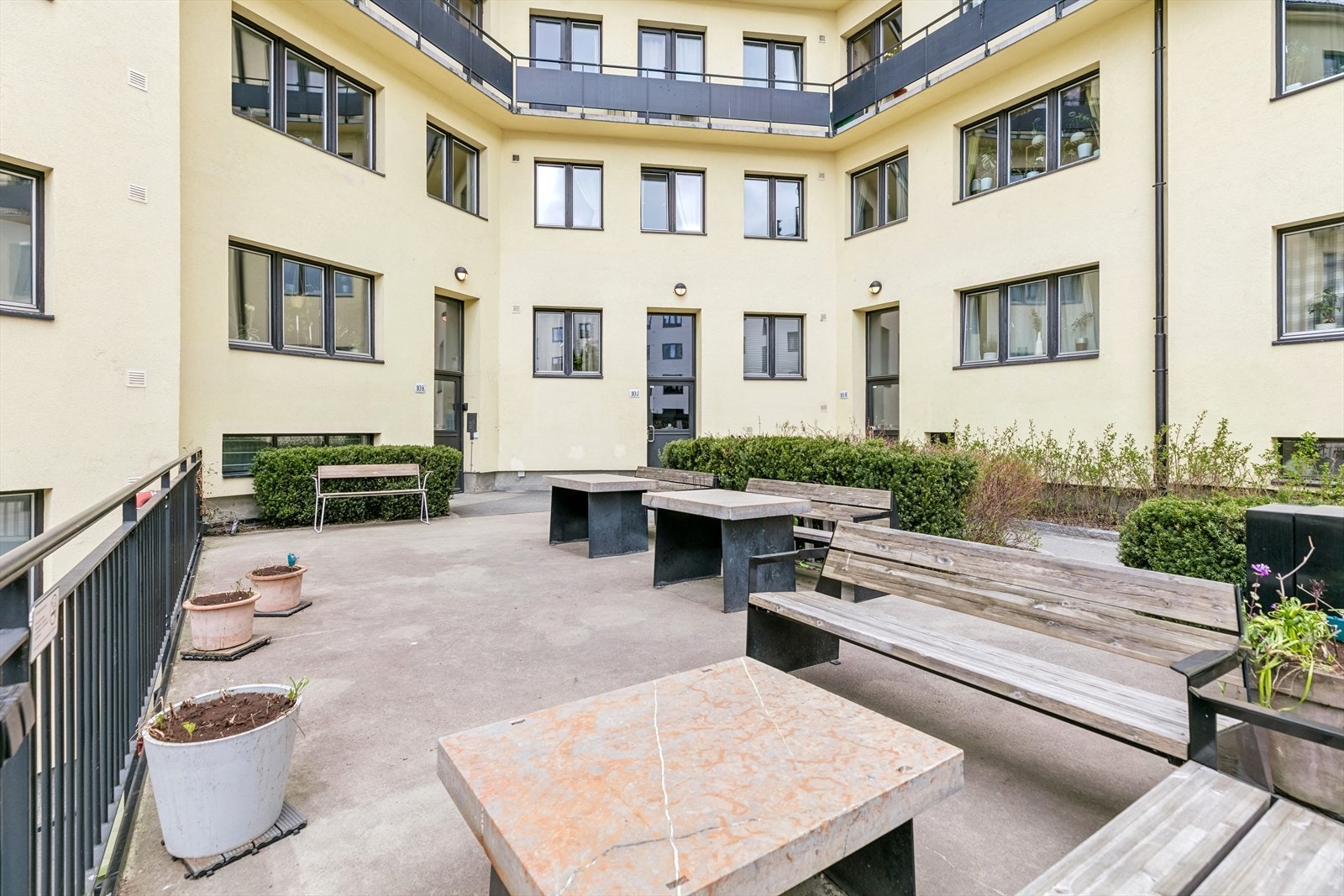Koselig felles bakgårdsrom med sitteplasser og bord. Galleribilde