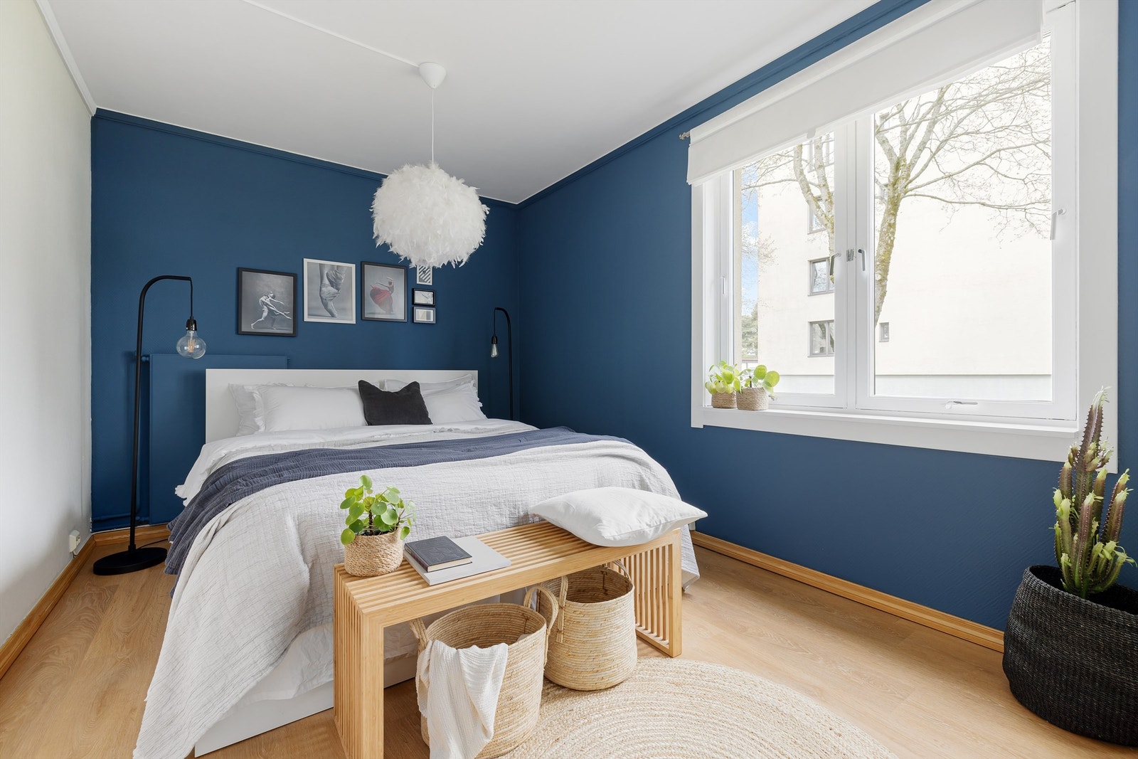Hovedsoverom med god plass til dobbeltseng og annen innredning Galleribilde