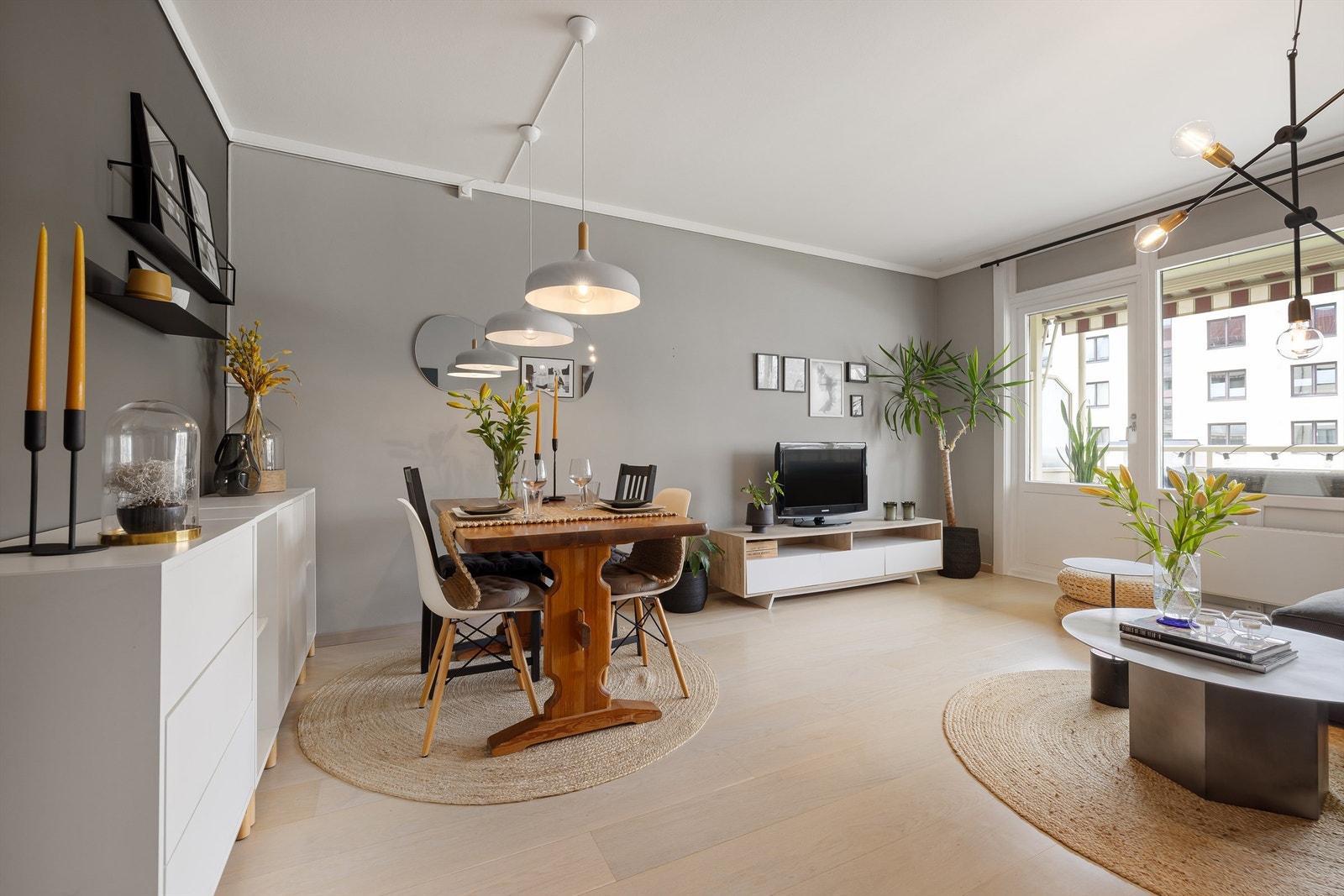 Lys stue med plass til sofagruppe og spisebord Galleribilde