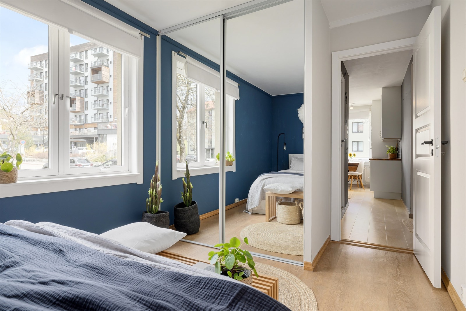 På hovedsoverommet er det skyvedørsgarderobe med speildører Galleribilde