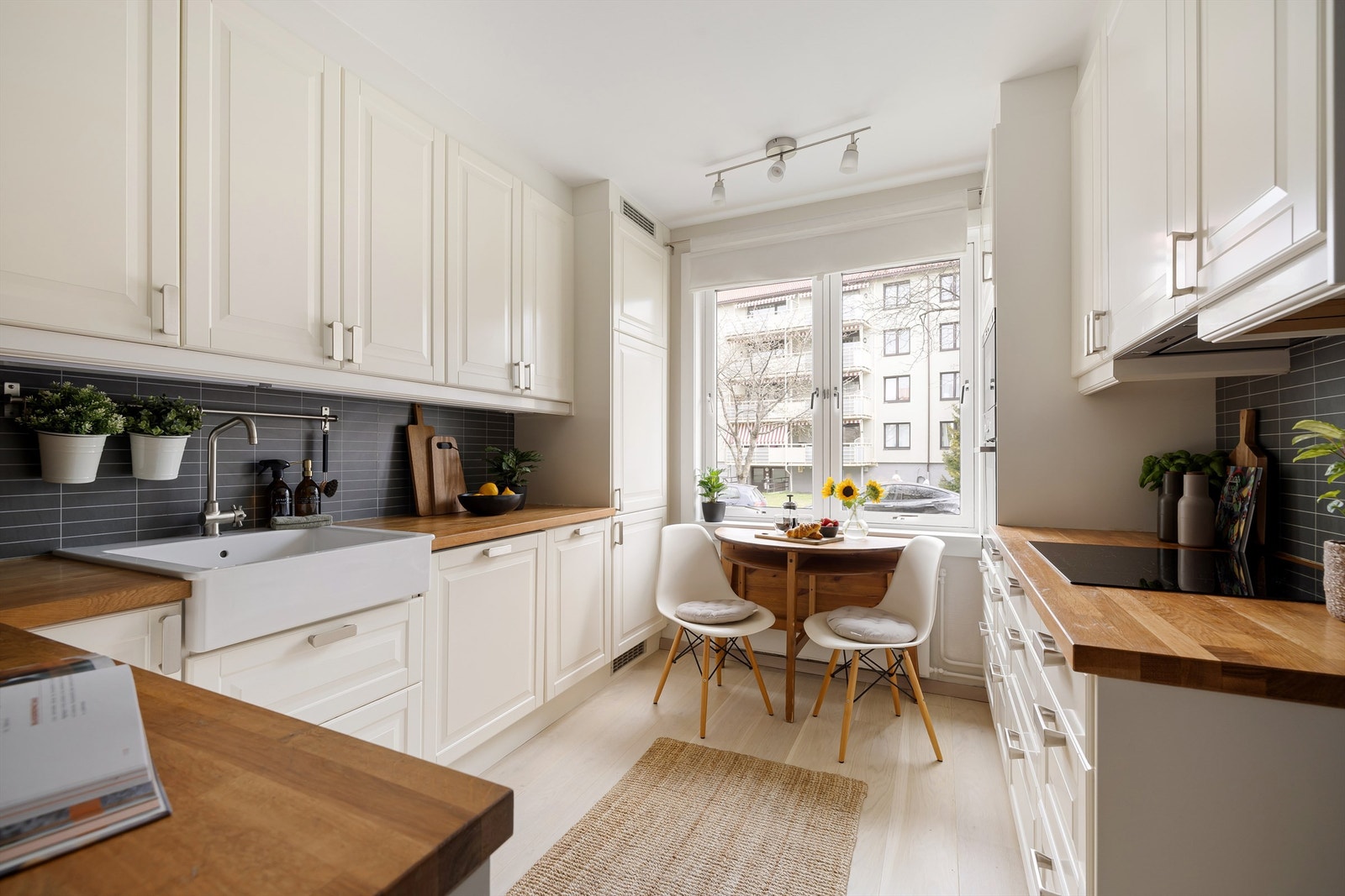 Kjøkkenet er i eget rom, med plass til frokostbord ved vinduet Galleribilde