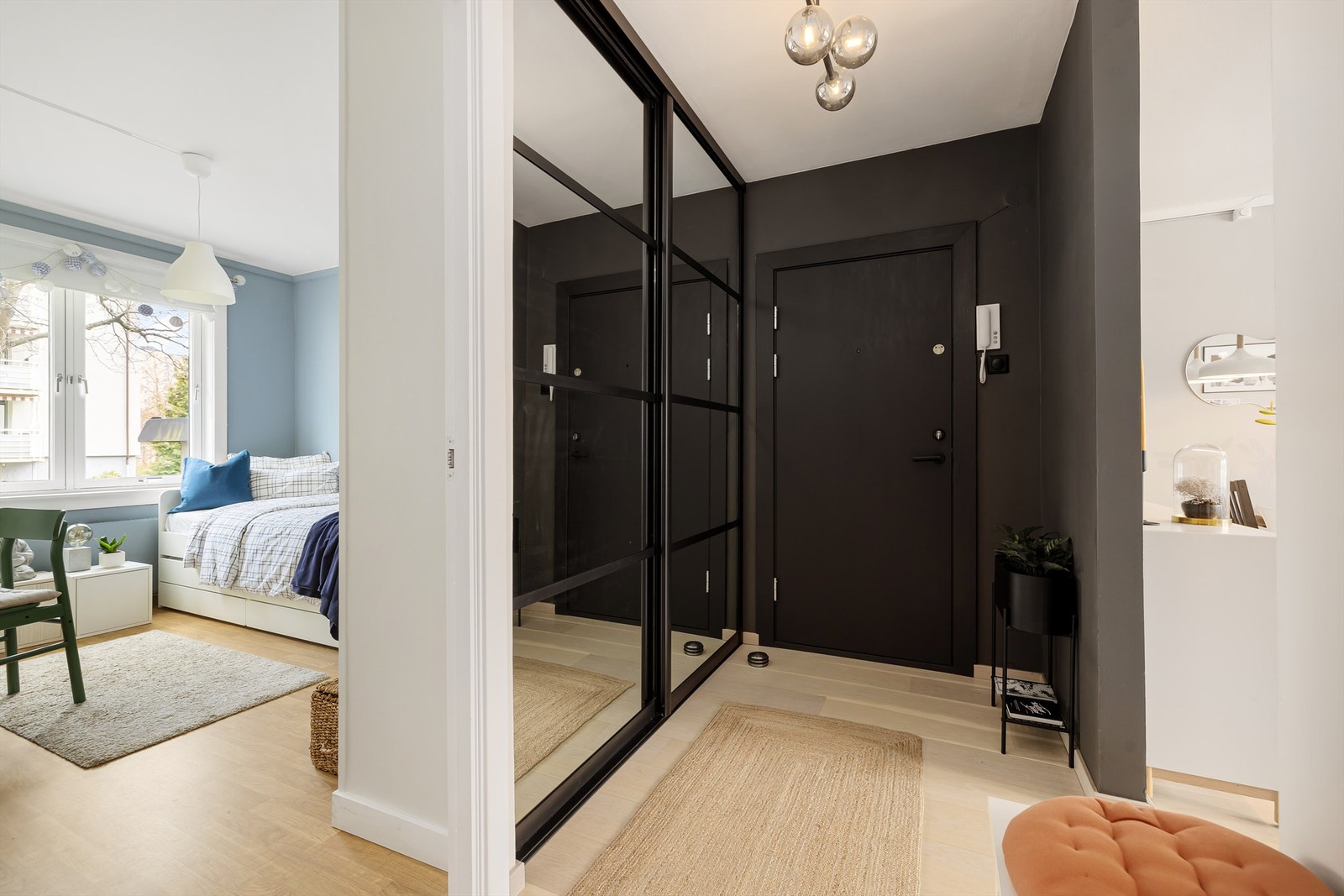Skyvedørsgarderobe med god plass Galleribilde