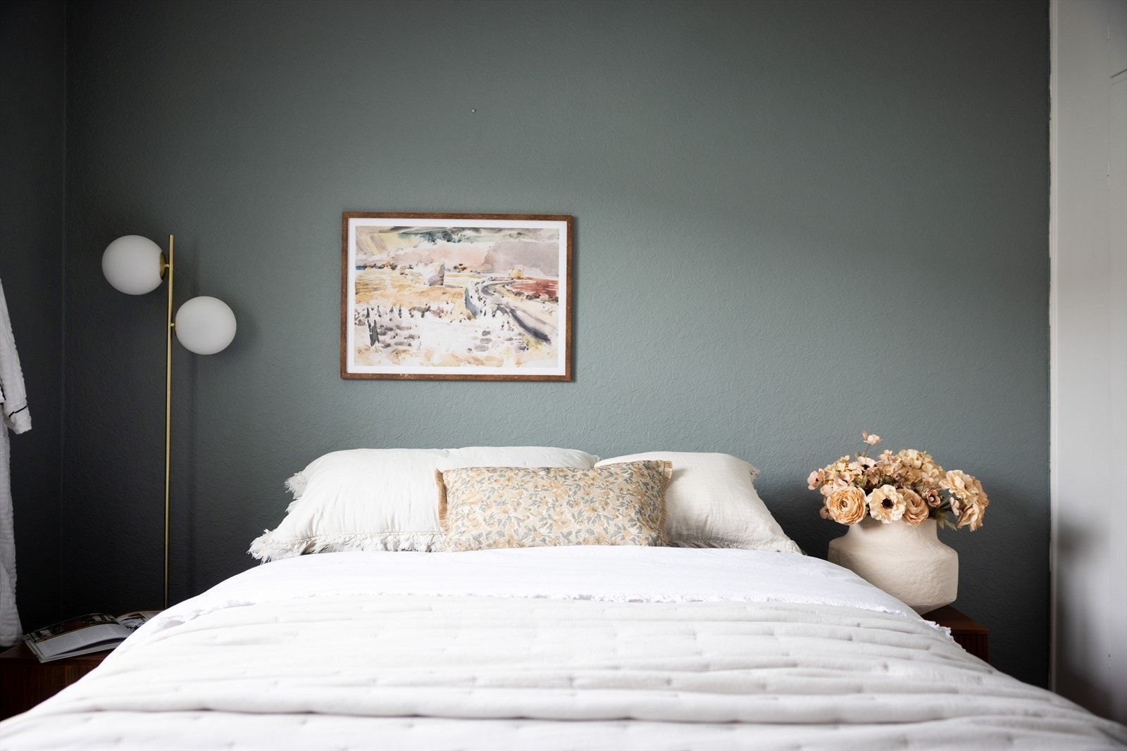 Soverommet er malt i delikat "Evening Green" fra Jotun og har store vindusflater som gir rommet en behagelig følelse. Galleribilde