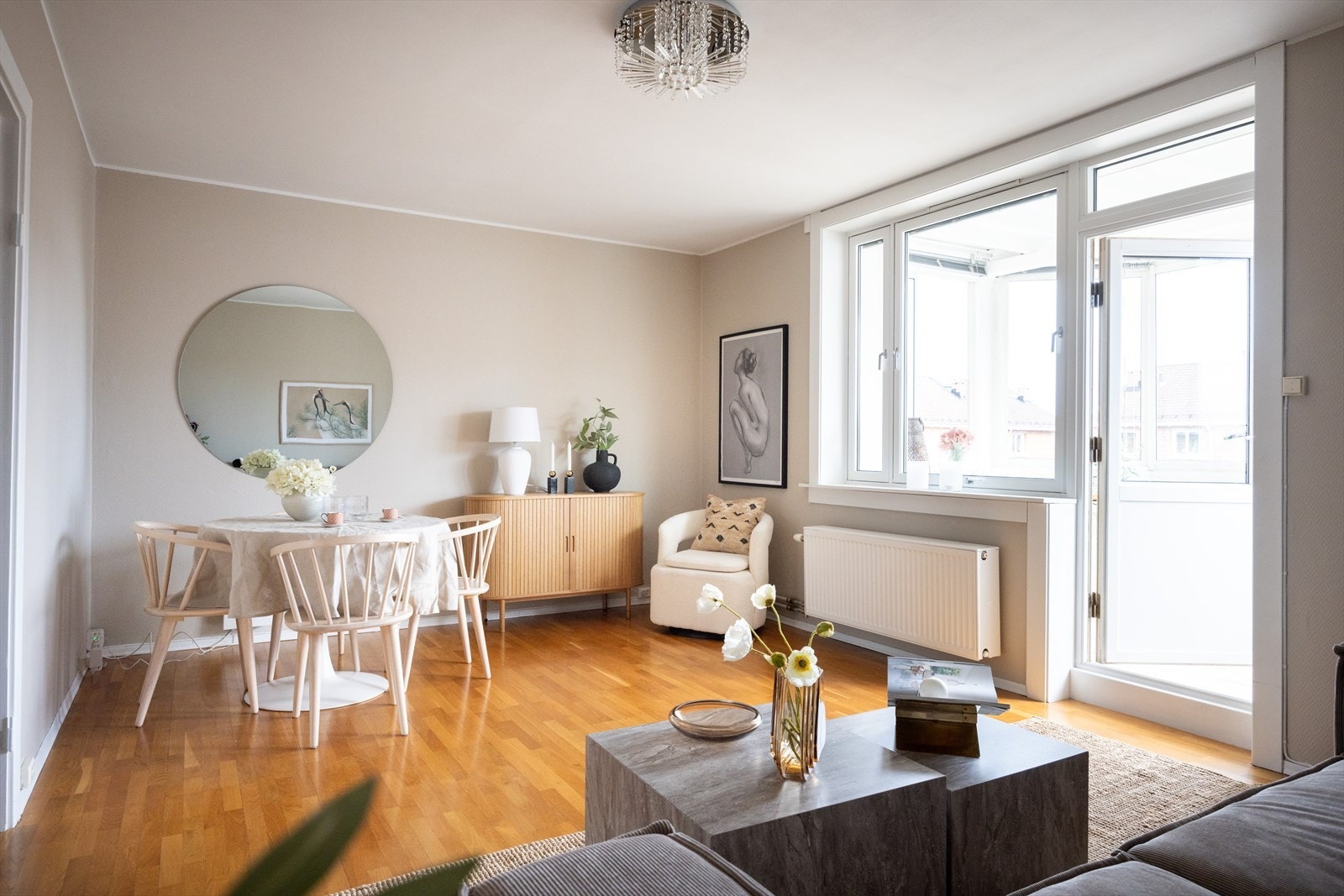 Planløsningen åpner opp for flere møbleringsmuligheter med god plass til sofagruppe, TV-møbler og spisebord med tilhørende stoler. Galleribilde