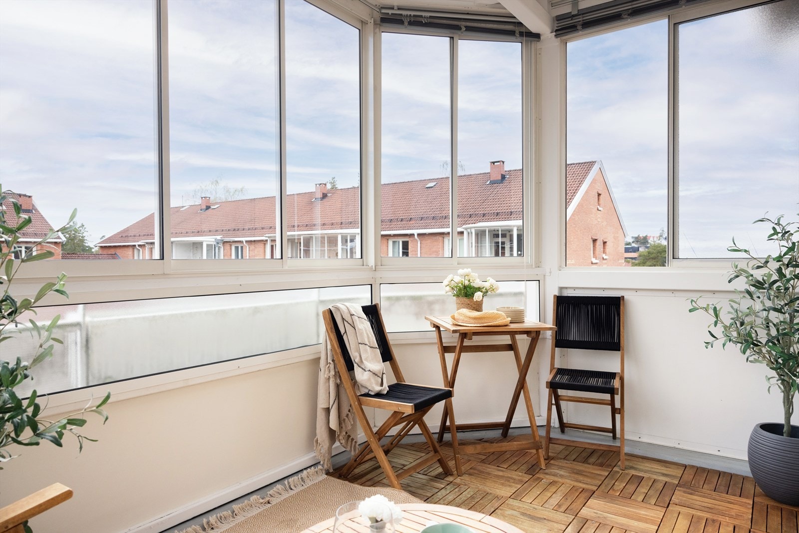 Vestvendt innglasset balkong på ca. 9 kvm med gode solforhold. Galleribilde