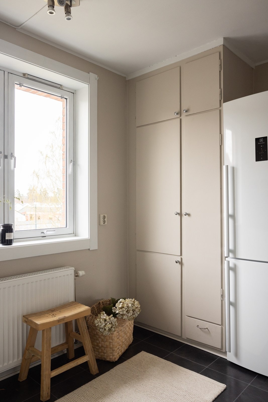 Det er også svært gode oppbevaringsmuligheter i plassbygget skap på kjøkken. Galleribilde