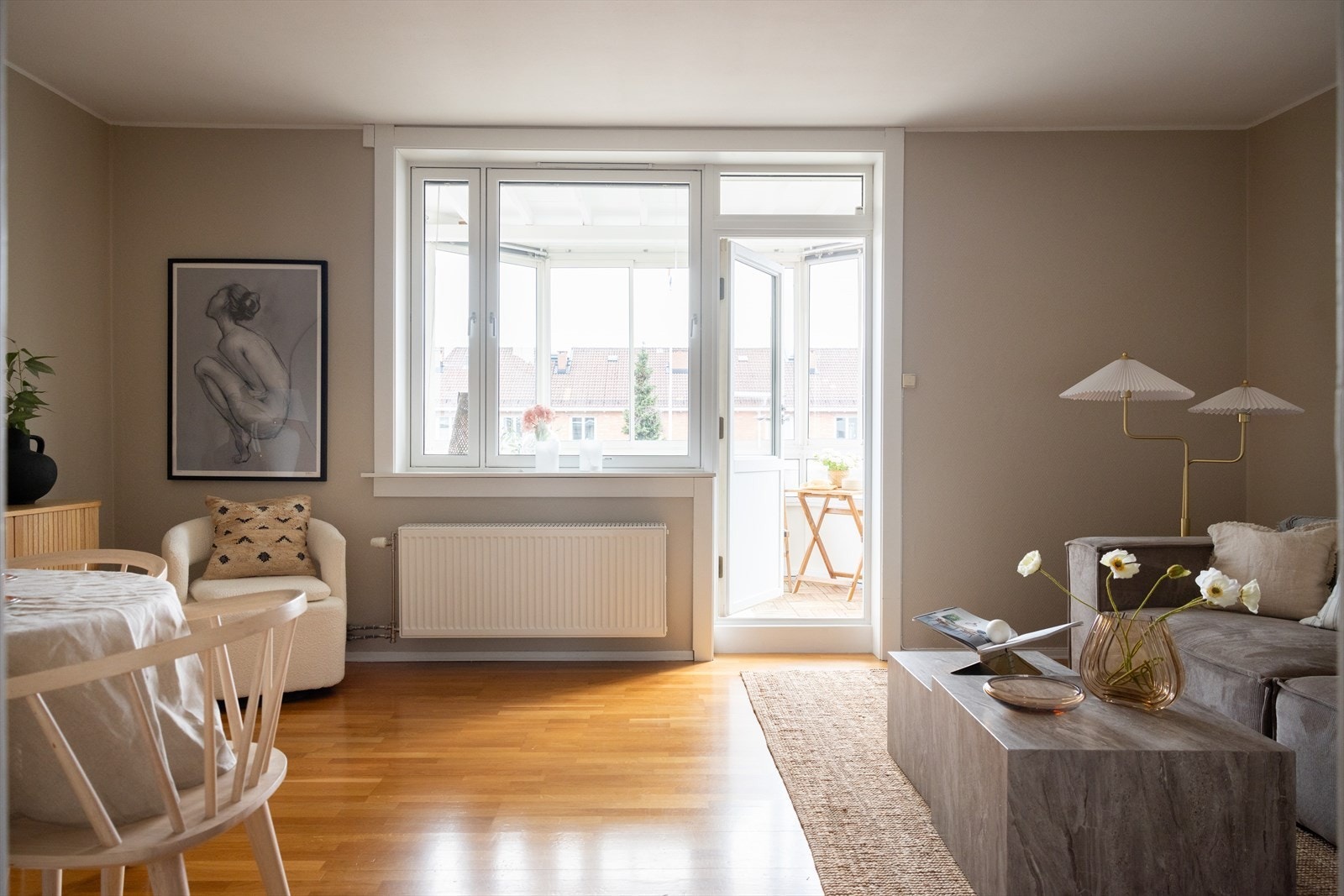 Gulvet er belagt med flott laminat, og overflatene er malt i delikat "Sand" fra Jotun. Galleribilde