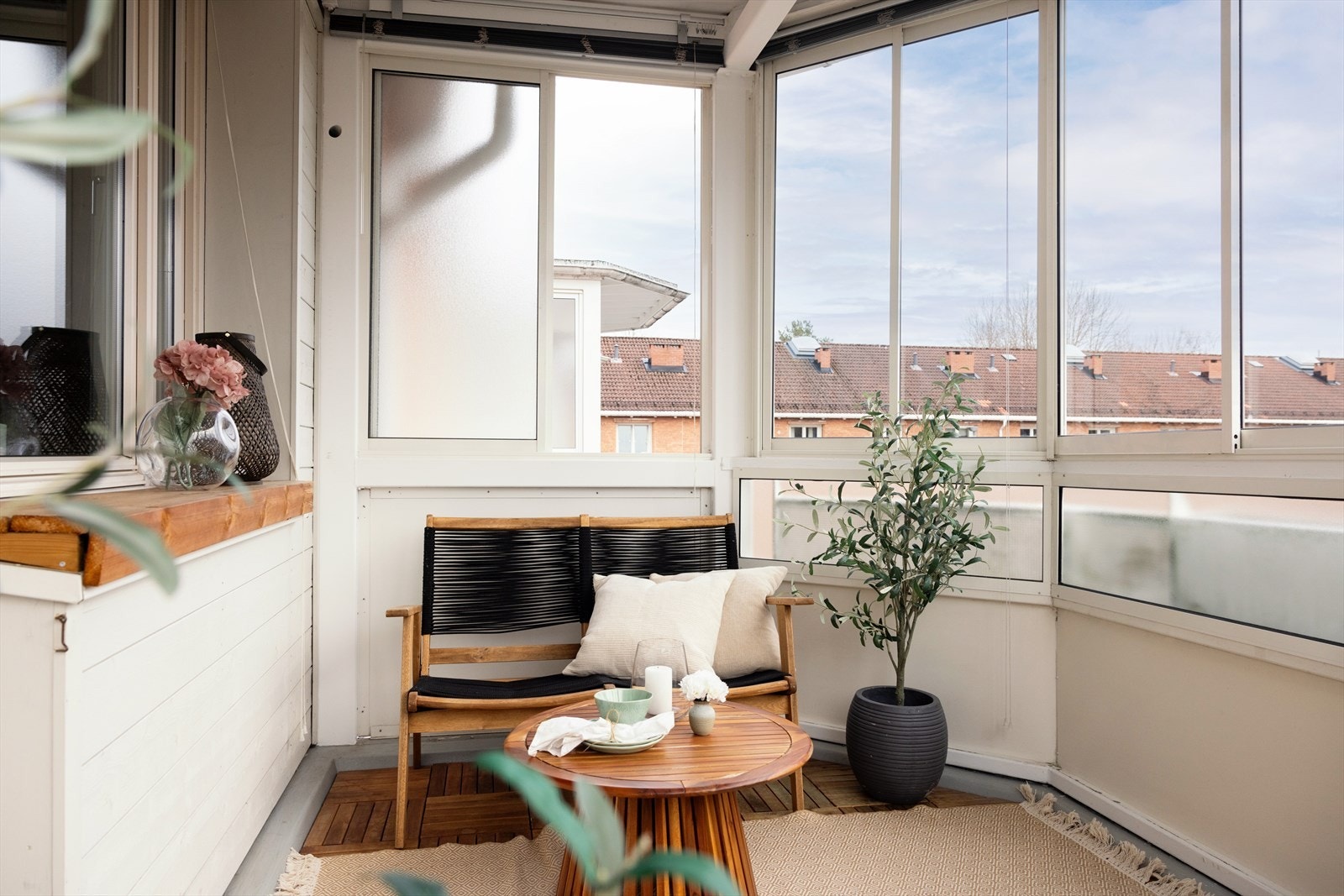 På vår- og sommerhalvåret blir balkongen som en forlengelse av stuen og innbyr til mer samvær og fine stunder med familie og venner. Galleribilde