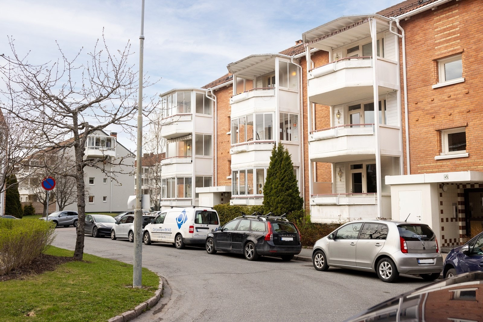 Borettslaget har garasjer/parkeringsplasser til utleie ved Knausen sammfunnshus. Det er venteliste. Galleribilde