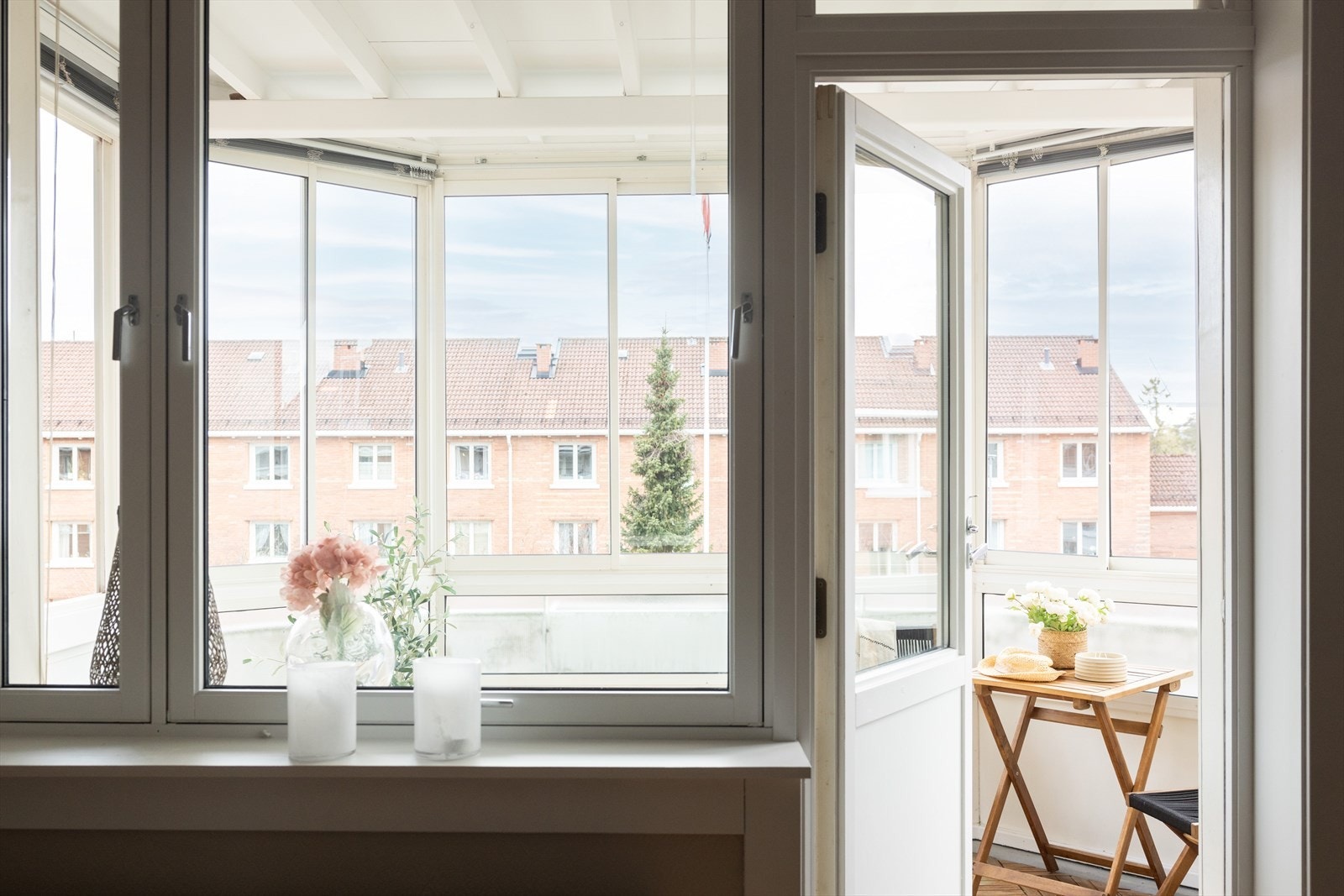 Fra stuen er det utgang til en herlig innglasset balkong. Galleribilde