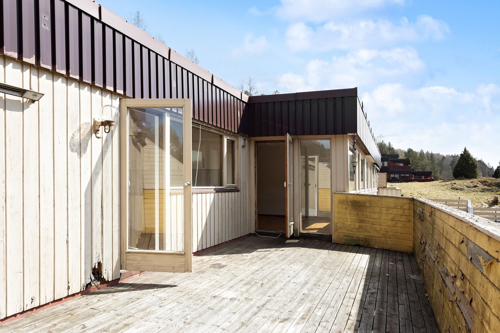 Her har man god plass til utemøbler, grill og ytterligere møblement. Perfekt på varme sommerdager. Galleribilde