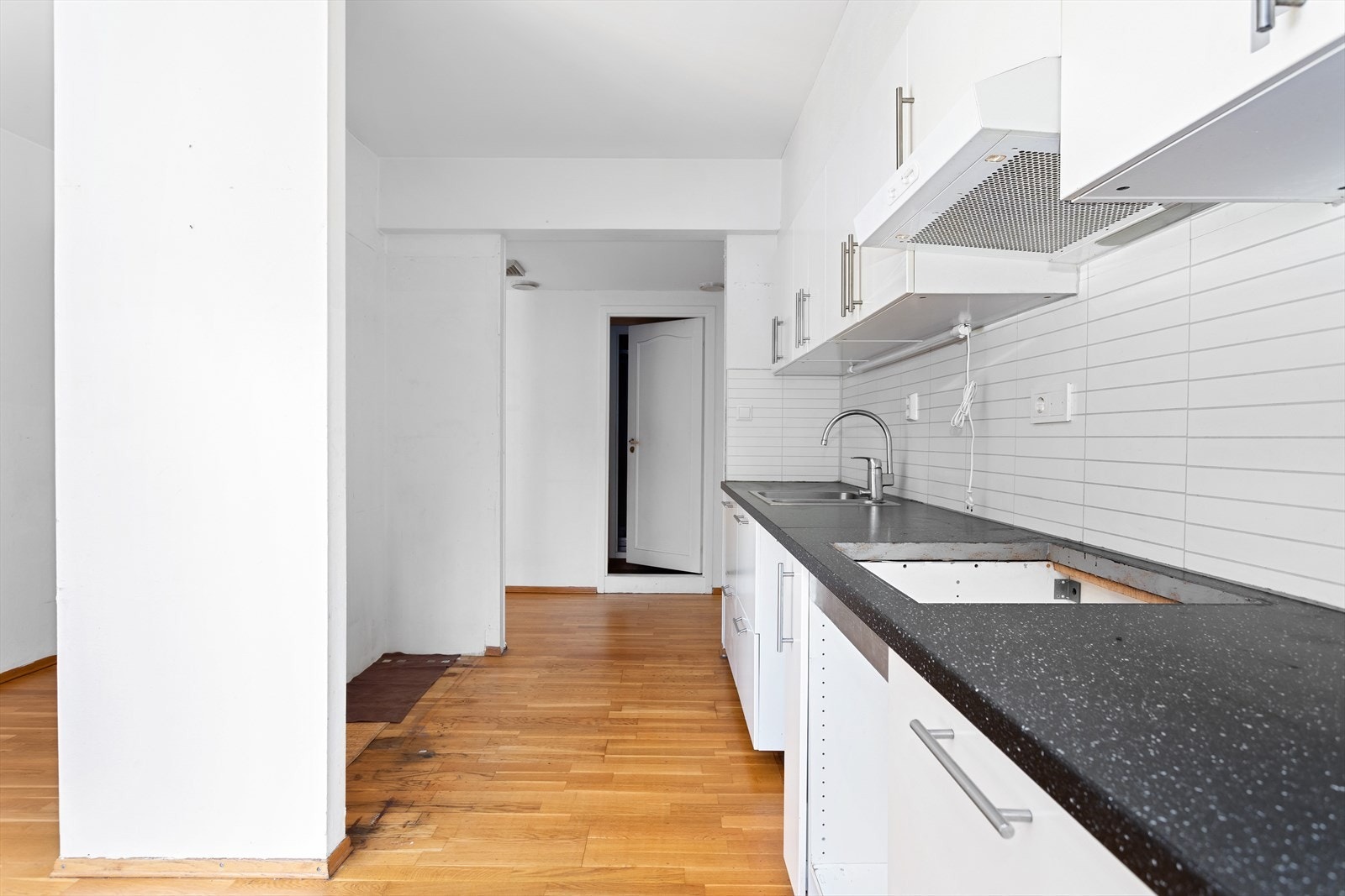 Kjøkkeninnredning med glatte fronter og laminat benkeplate. Galleribilde