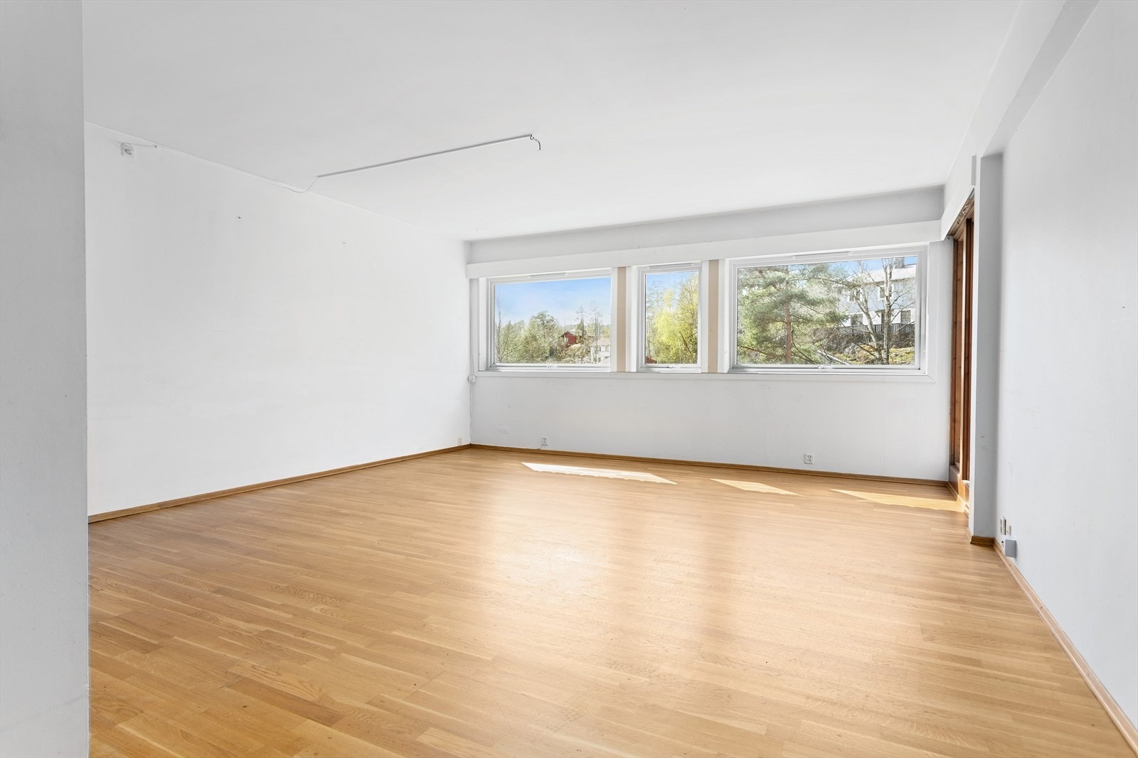 Store vindusflater gir rikelig med naturlig lys inn. Galleribilde