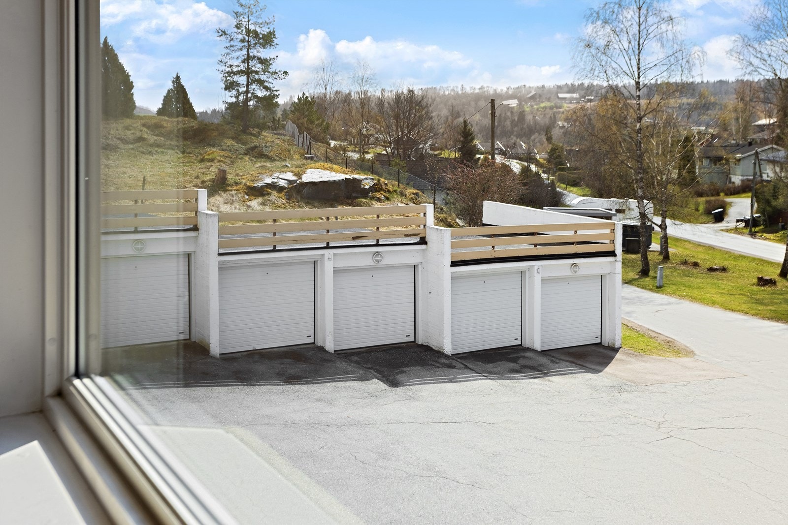 Medfølgende garasje i rekke. Galleribilde