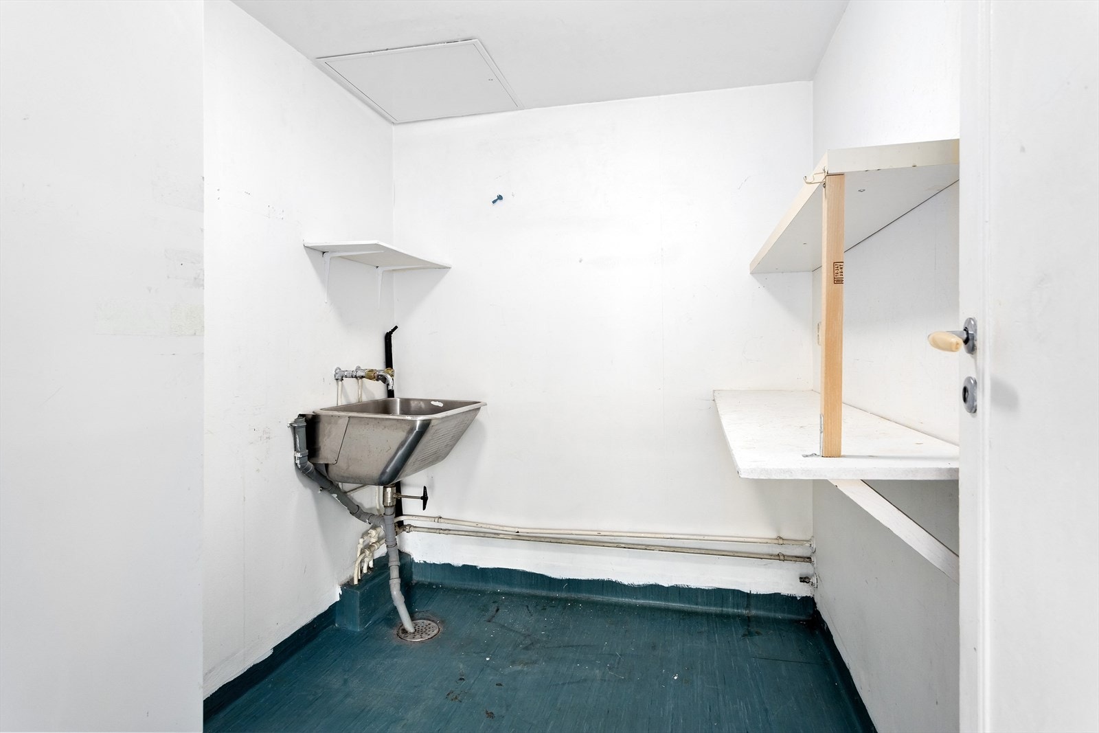 Vaskerom med opplegg for vaskemaskin. Utslagsvask. Galleribilde