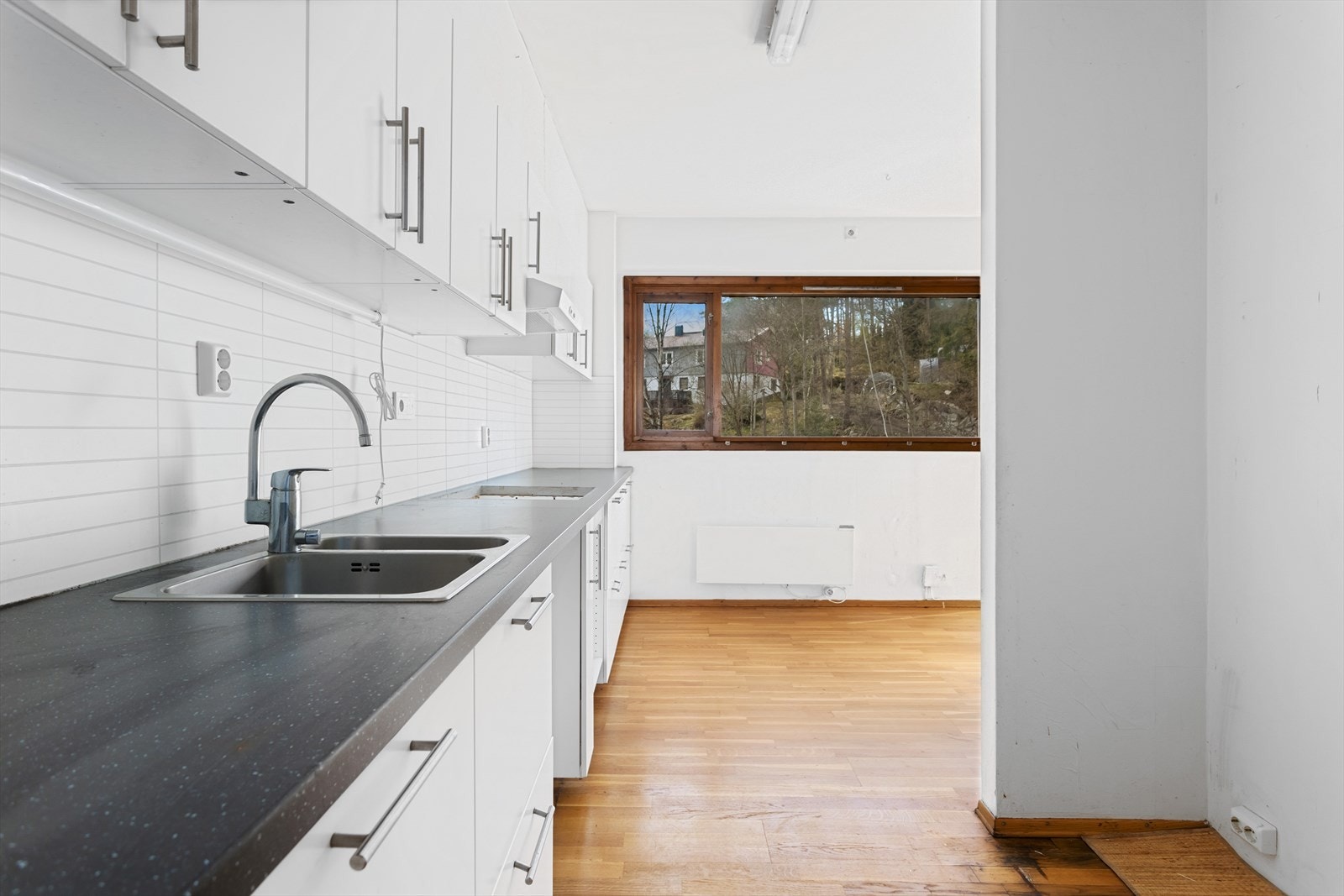 Godt med skap- og benkeplass på kjøkkenet. Galleribilde