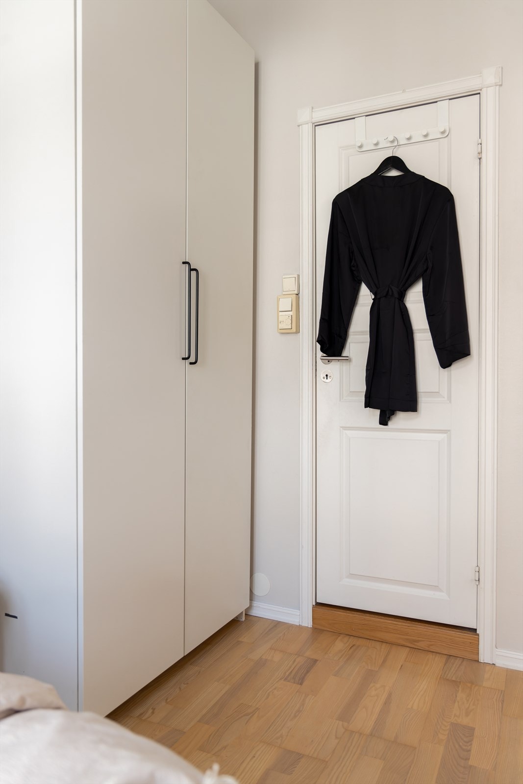 Soverom med parkett på gulv, malte vegger og malt himling Galleribilde