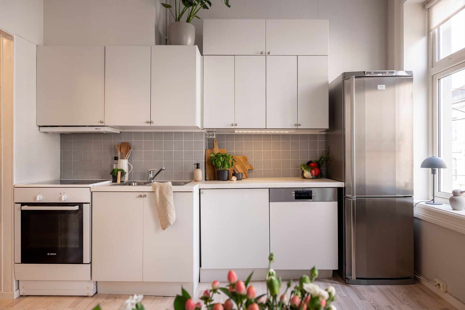 Kjøkkeninnredning i seksjoner Galleribilde