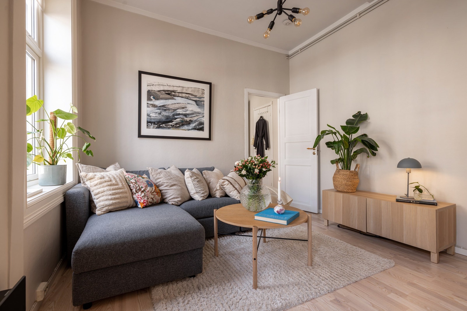 Skiftet lister i hele leiligheten og skiftet gulv i stue/kjøkken i 2023 Galleribilde