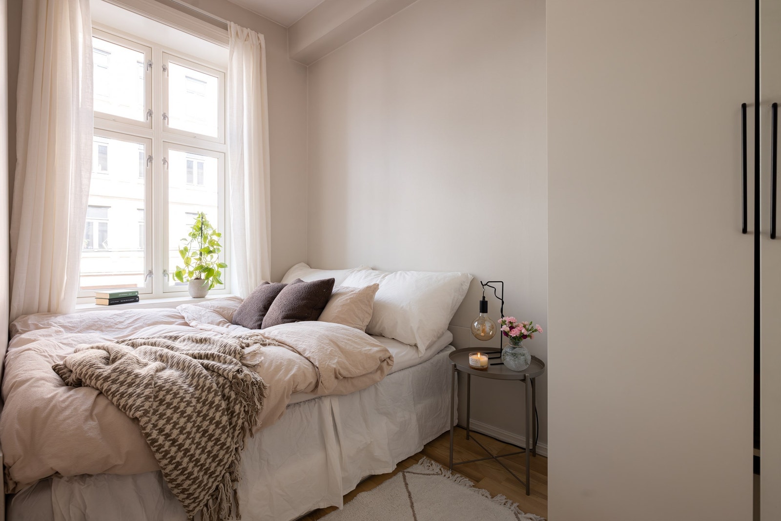 Soverom med garderobeskap Galleribilde