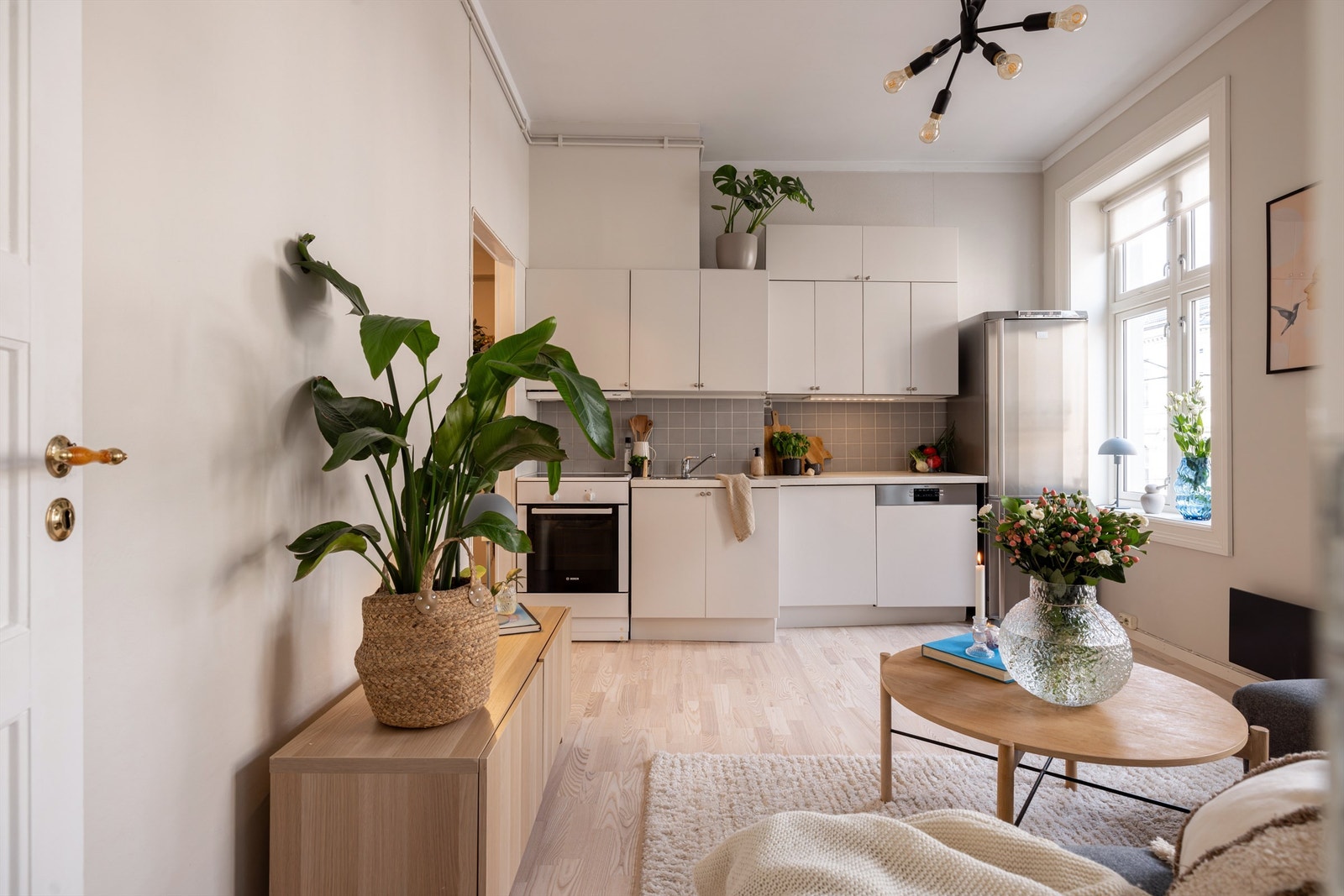 Åpen kjøkken- og stueløsning med sofaområde Galleribilde