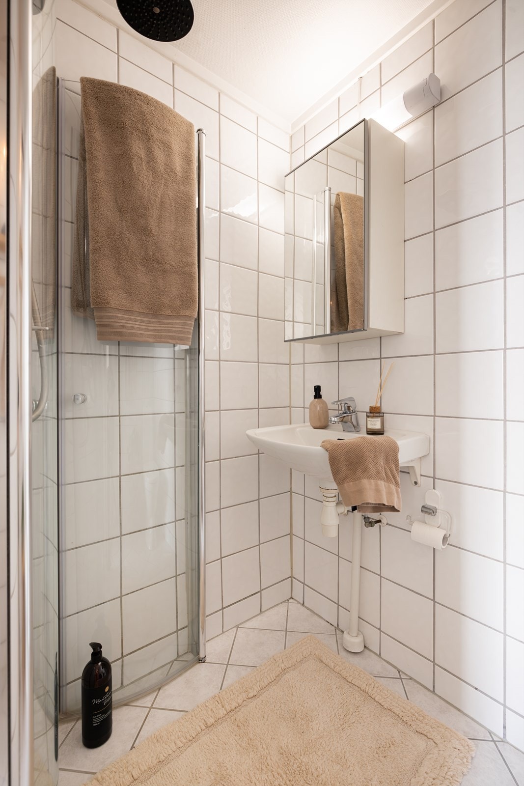 Bad med toalett fra 2023, dusjhjørne og gulvvarme Galleribilde