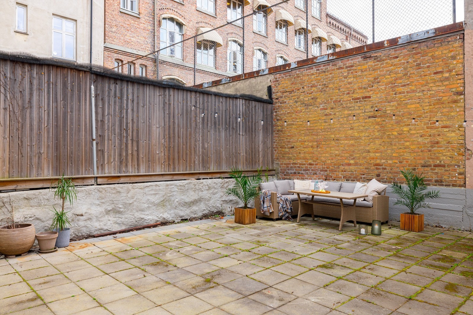 Skjermet felles bakgård med sittemøblement - Meget attraktivt og rolig beliggende sentralt på Torshov Galleribilde