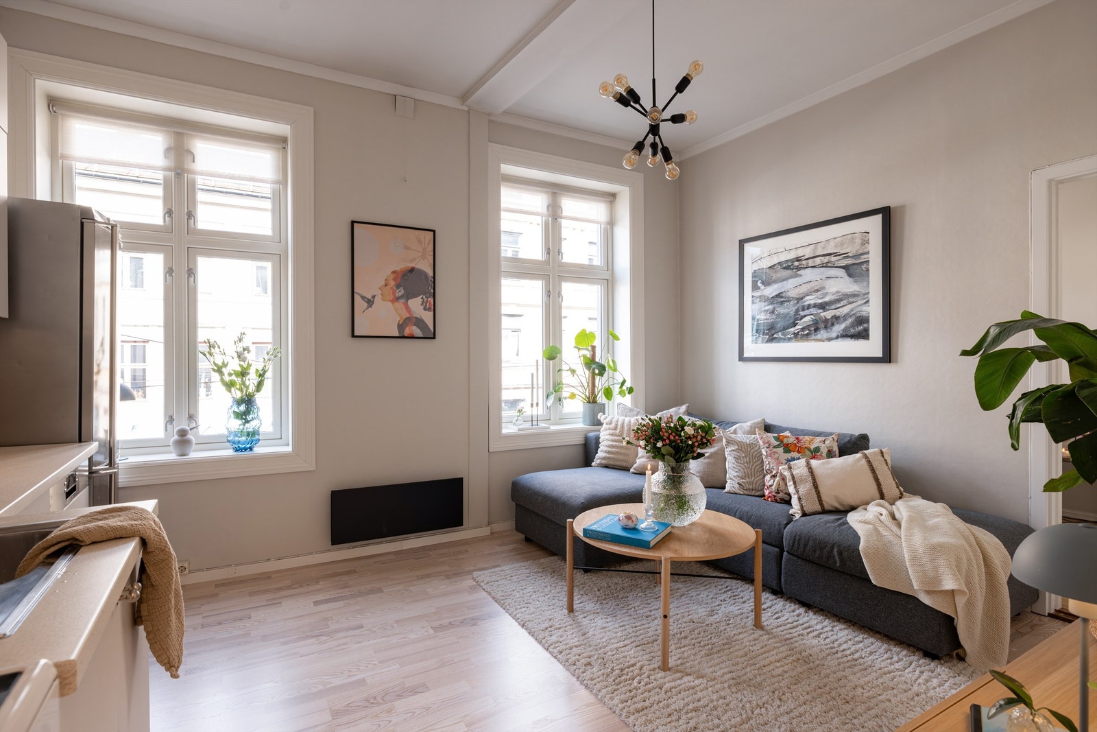 Klassiske detaljer med bl.a. høy takhøyde og store vinduer med dype karmer Galleribilde