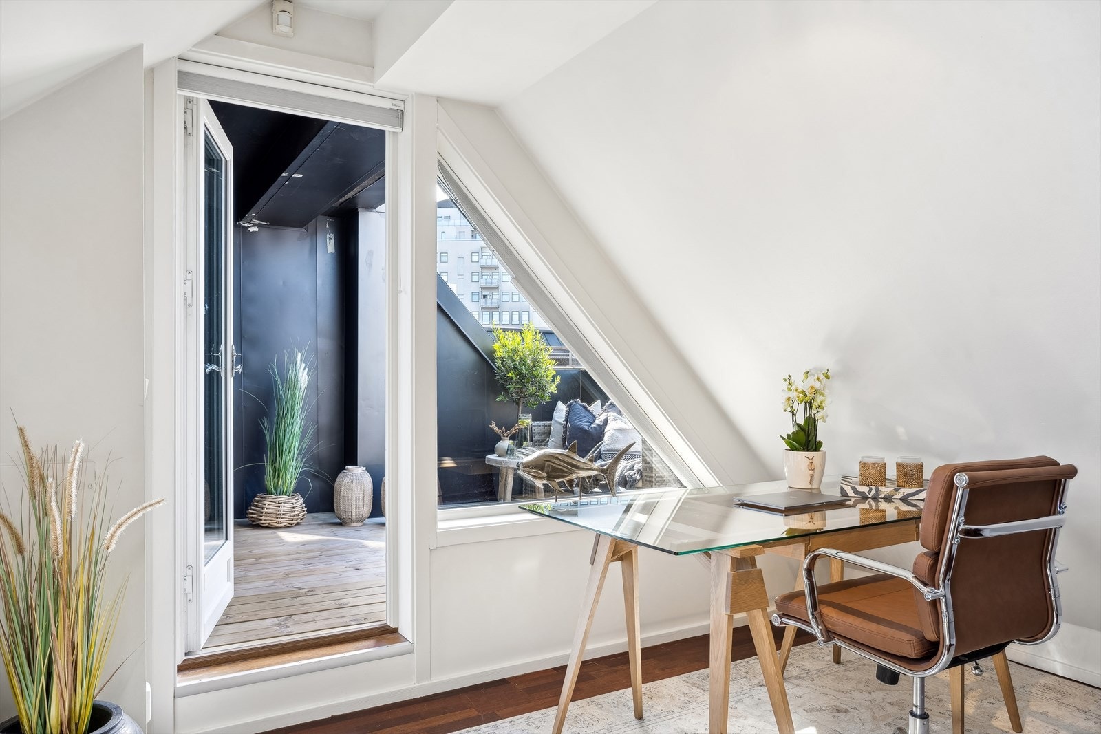 Leiligheten har en hems som i dag blir brukt som arbeidsrom. Her har du godt med plass til møblement av eget ønske. Galleribilde