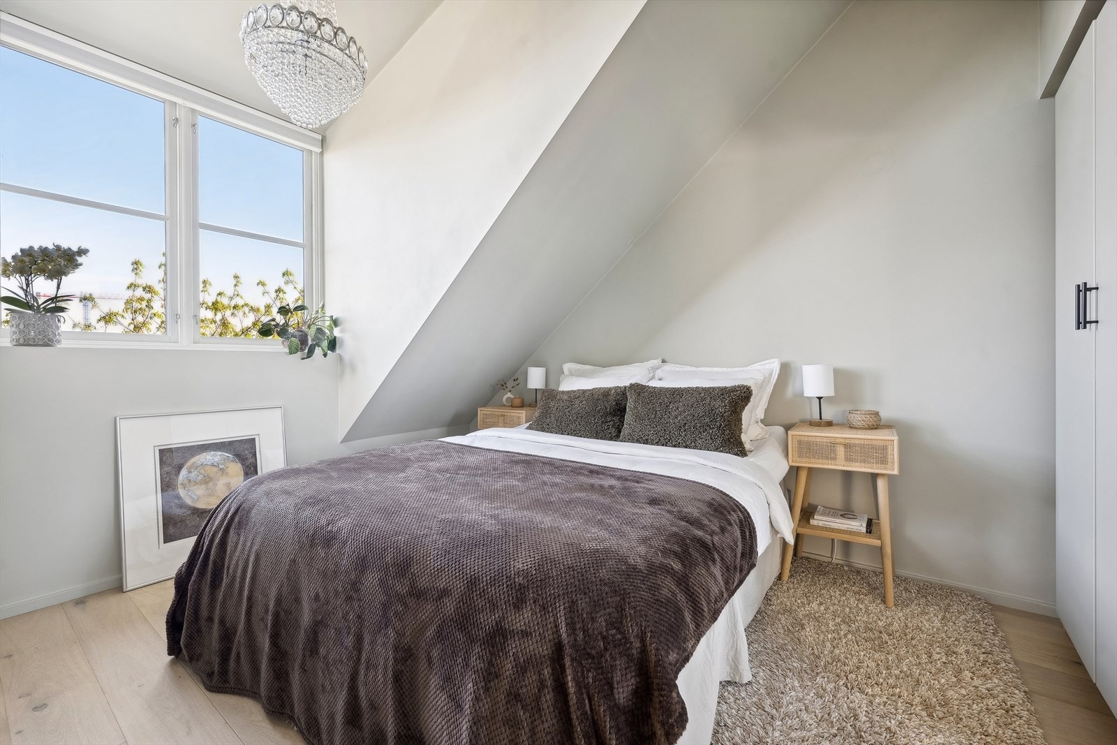 Leiligheten byr på et romslig soverom. Galleribilde