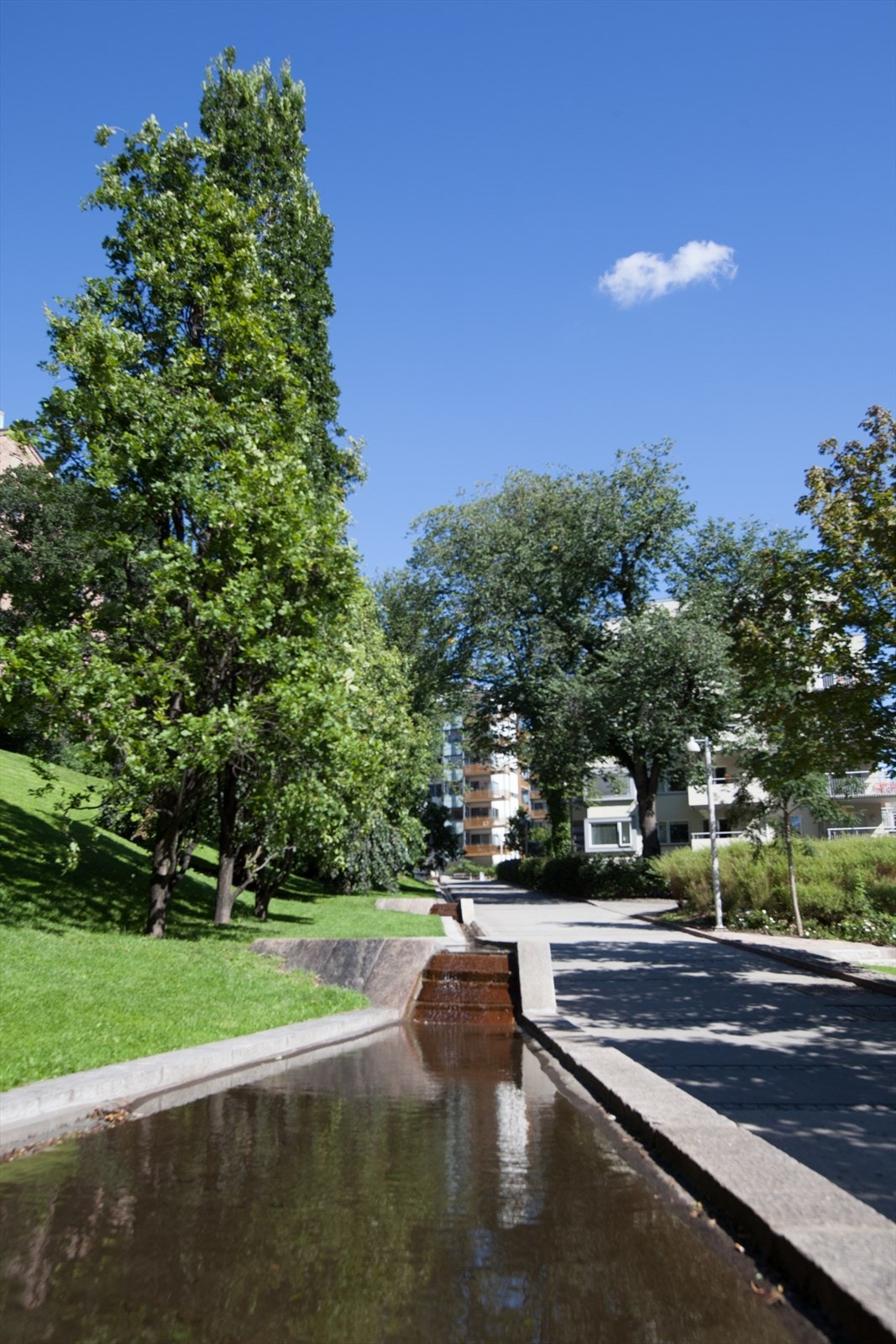 Parken er preget av disse grøntområdene med bekker og fontener. Galleribilde