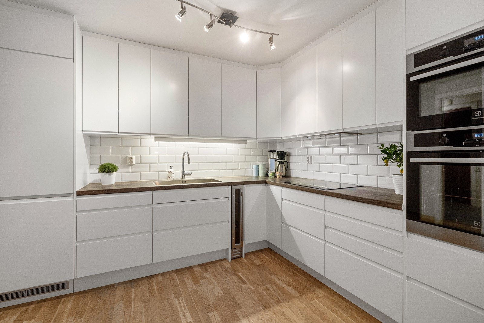 Kjøkkenet har godt med skap- og benkeplass, godt med benkeskapsbelysning og stikkontakter, samt fine subway tiles mellom benk og overskap. Galleribilde