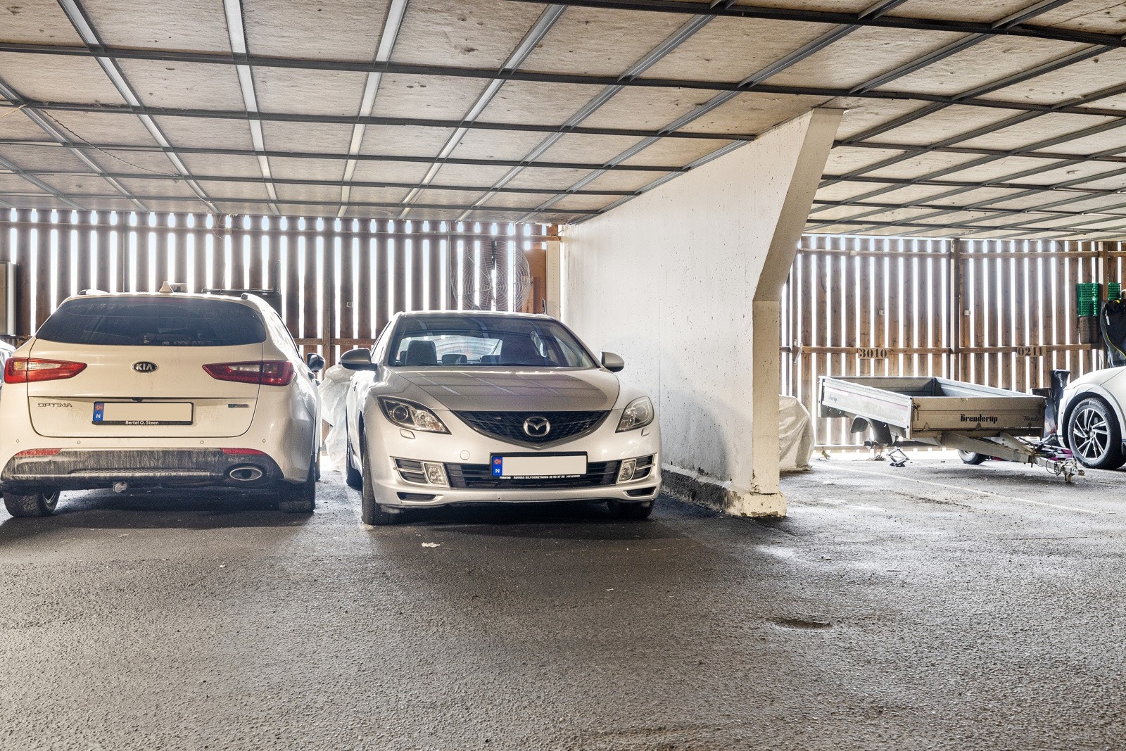 Det medfølger fast parkeringsplass i felles garasjeanlegg og det fins flere gjesteplasser. Galleribilde