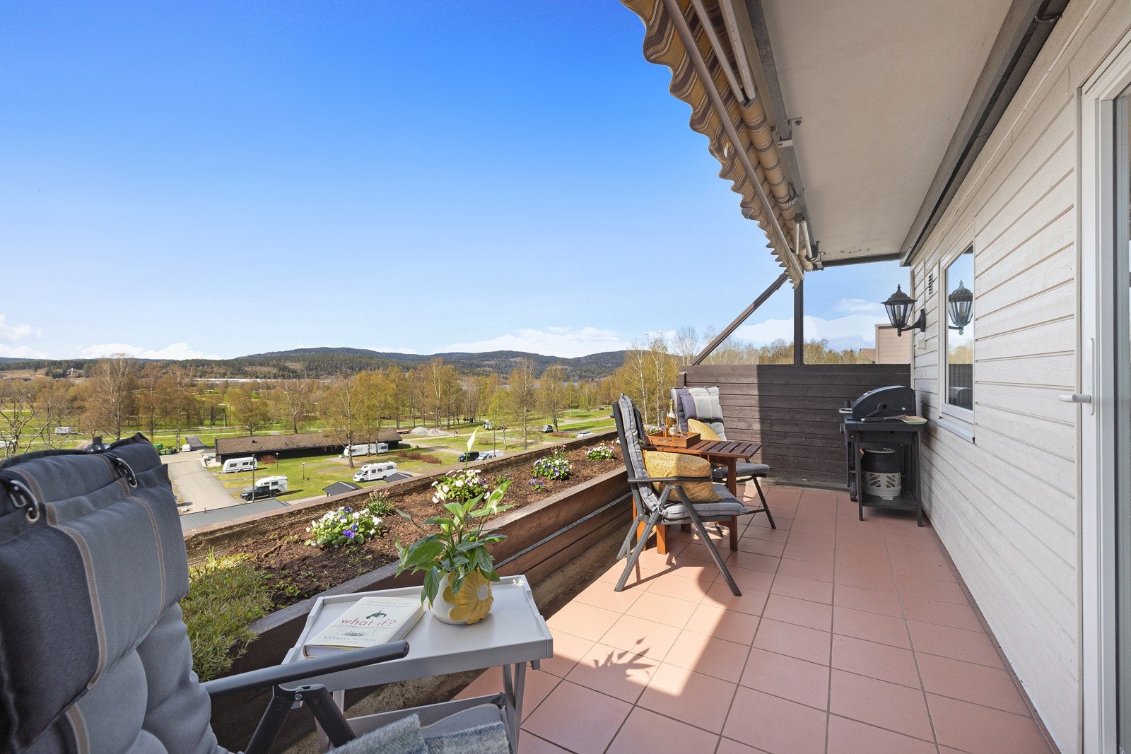 Fantastisk terrasse med vidstrakt utsikt og vestvendt med herlige solforhold. Galleribilde