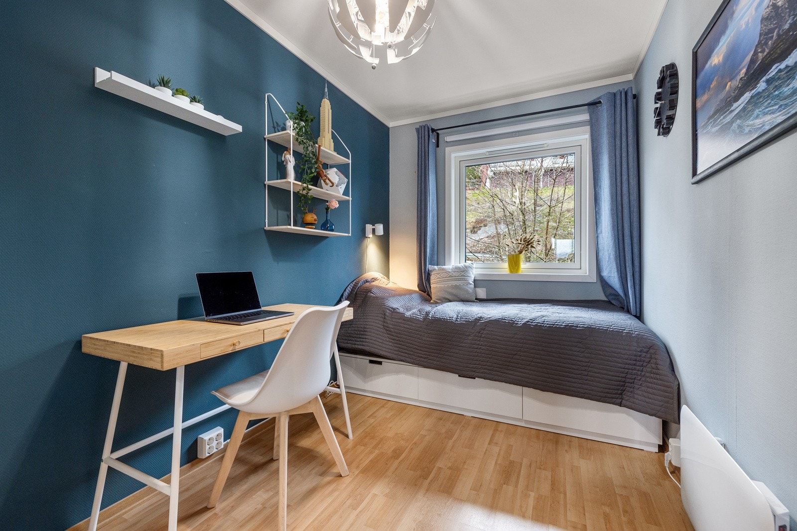 Soverom 2 ble pusset opp i 2020 med maling av vegger og nye stikkontakter. Galleribilde