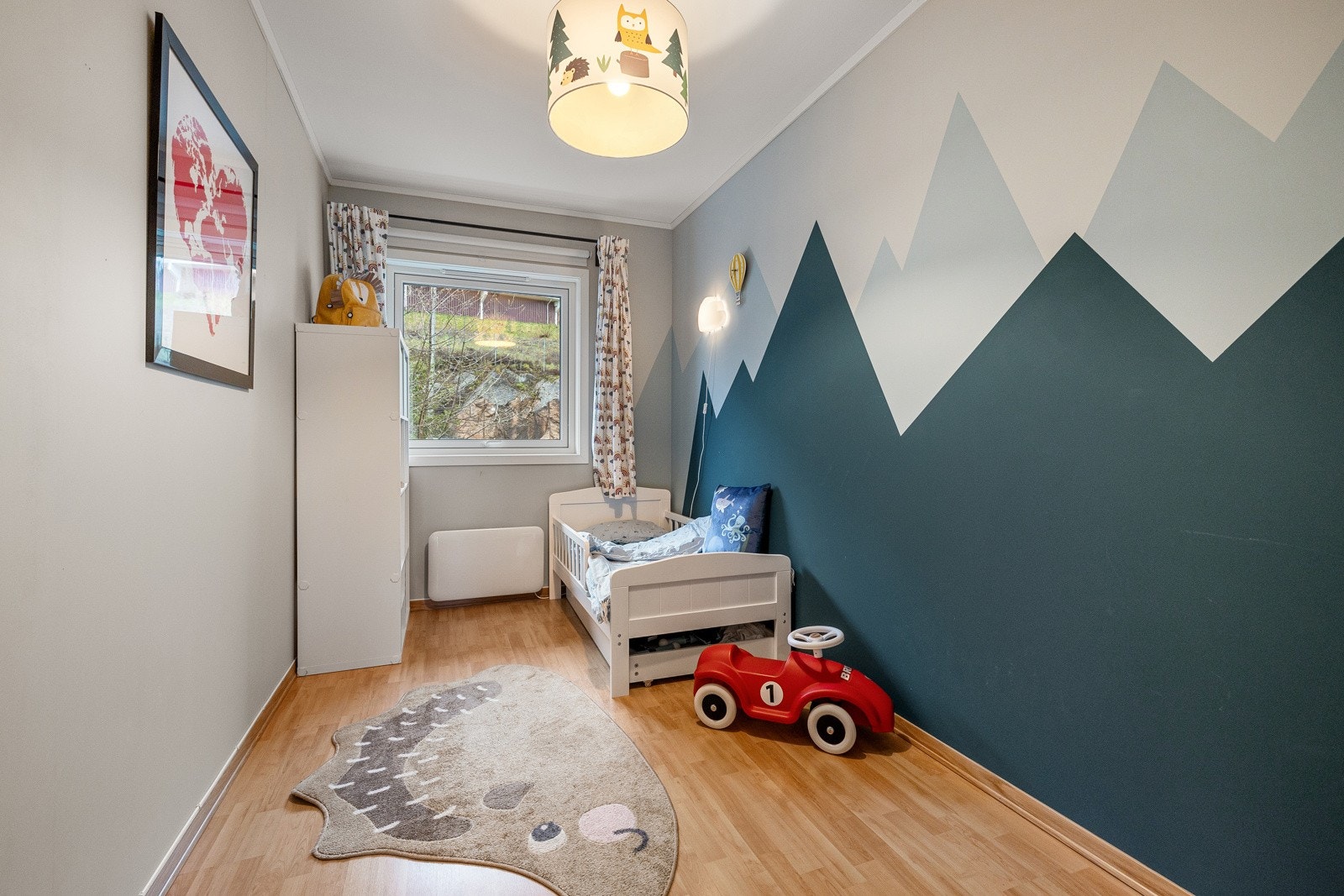 Soverom 3 ble pusset opp i 2021 med veggfornyer, nye lister og nye stikkontakter. Galleribilde