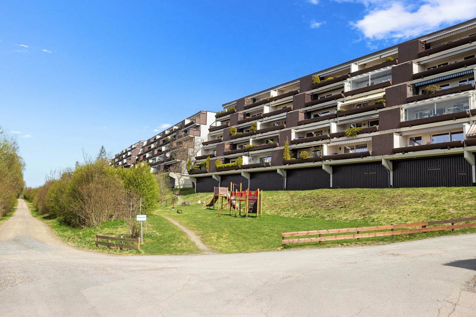 Nedenfor borettslaget går det en hyggelig tursti som tar deg til Bogstadvannet og videre inn i Sørkedalen m.m. Galleribilde