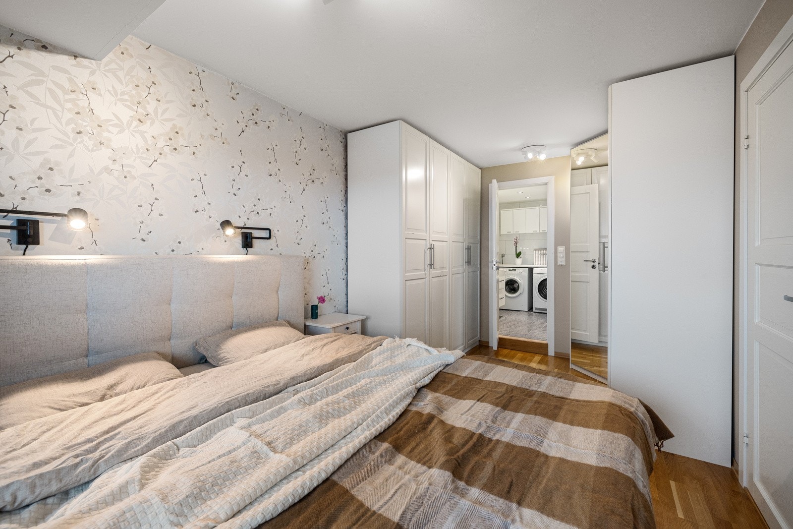Rommet har god plass til stor seng og mye oppbevaringsplass i flere garderobeskap. Galleribilde