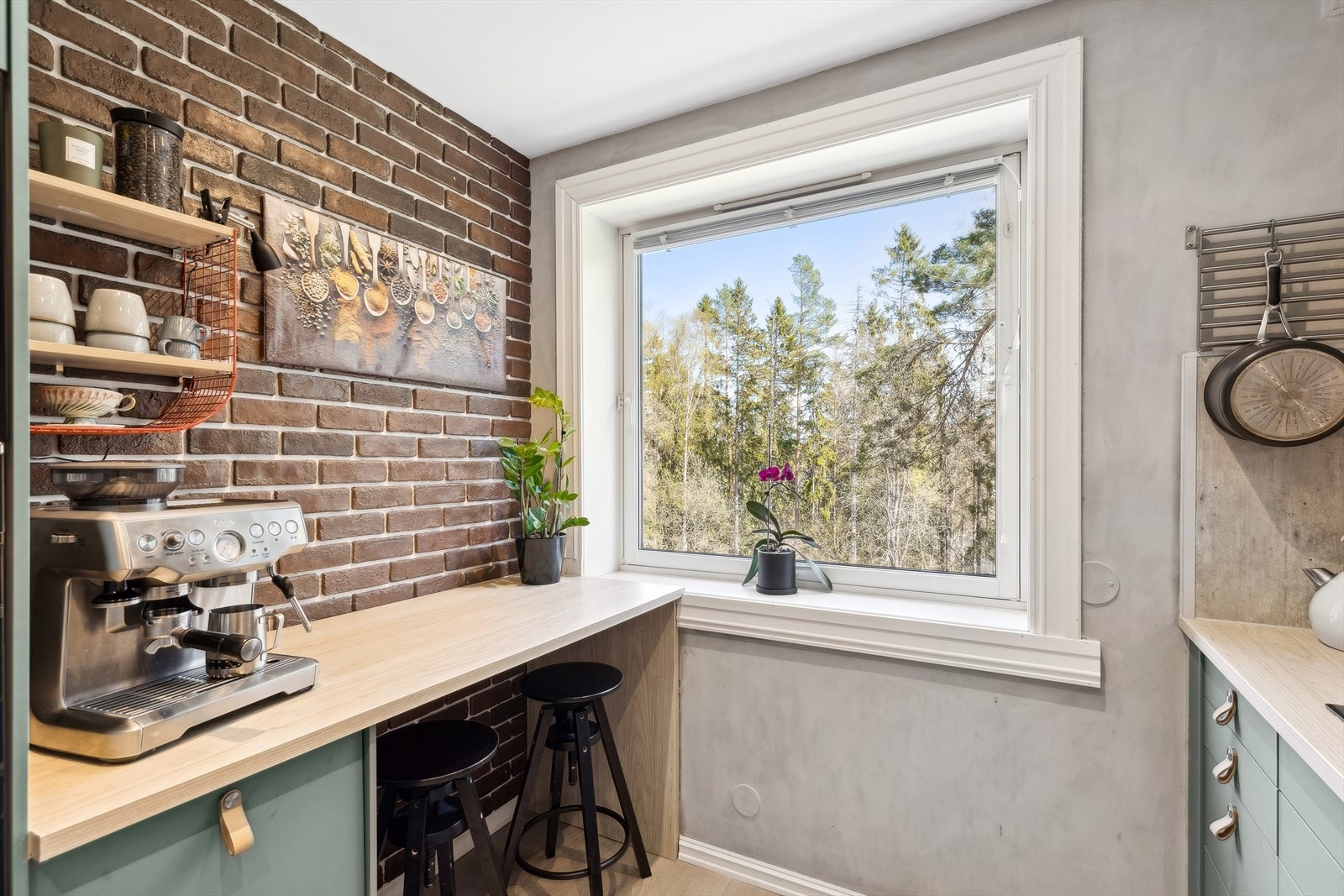 Leiligheten ligger i grensen mot marka, her får du hyggelig utsyn og morgensol. Galleribilde