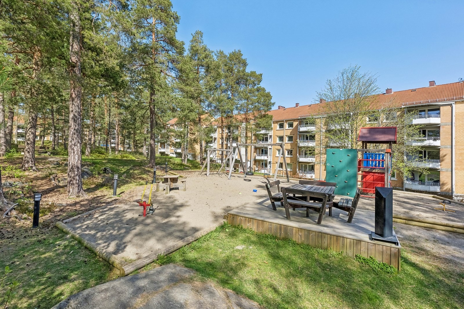 Borettslaget er velholdt og pent opparbeidet med flotte friområder for store og små. Galleribilde