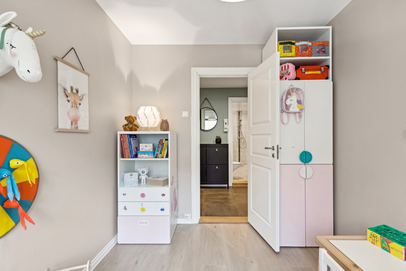 I tillegg til sengen får du både plass til et nett skrivebord og en garderobe. Galleribilde