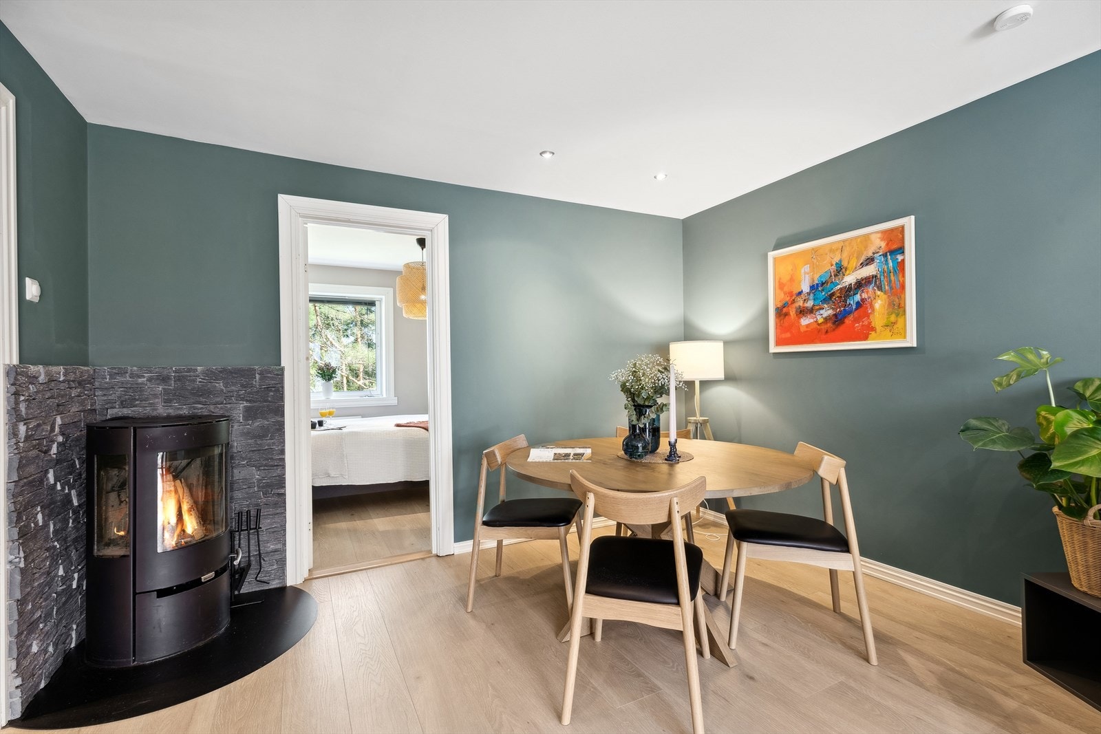 I tillegg får man god plass til et romslig spisebord. Moderne vedovn gir supplerende varme og hygge. Galleribilde