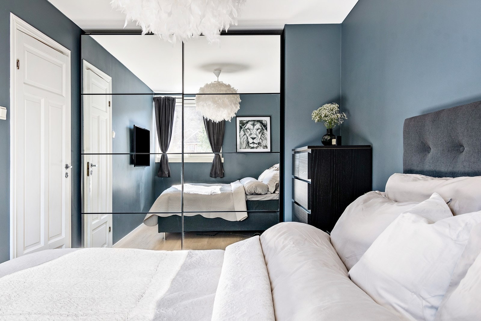 Her er det god plass til dobbeltseng og nattbord, samt har soverommet en flott skyvedørsgarderobe med speil Galleribilde