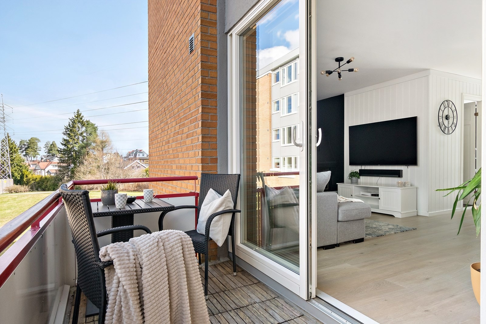 Skyvedørsdørene tar deg ut på balkongen og gjør leiligheten ekstra lys og luftig Galleribilde