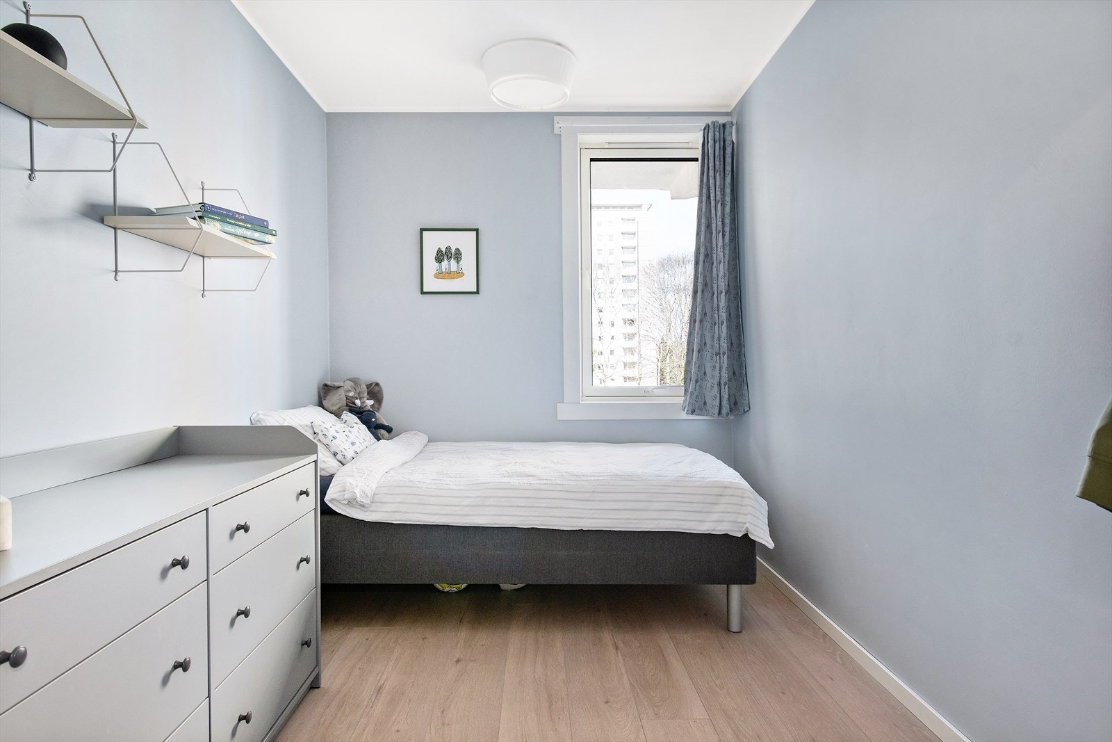 Det andre soverommet er lunt og koselig med god plass til dobbeltseng, nattbord og garderobeskap. Galleribilde