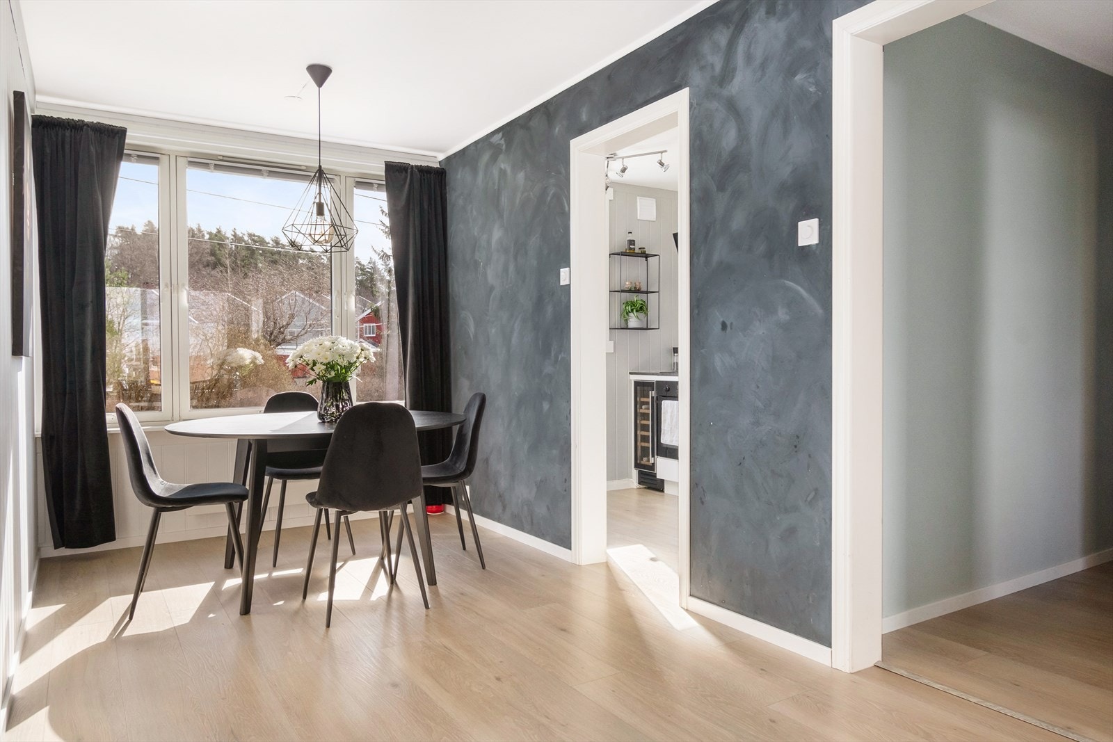 Koselig spisestue - Det er varmefolie i gulvet i stuen, spisestuen og kjøkkenet Galleribilde