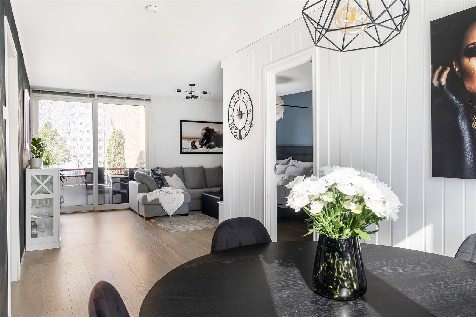 Vinduene og balkongdøren er fra 2016 og gir et nydelig lysinnslipp i boligen Galleribilde