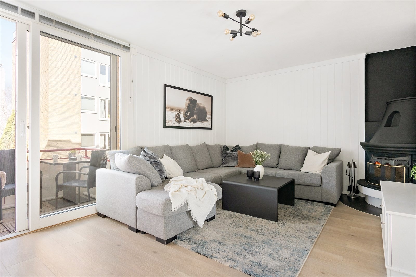 Lys stue med god plass til stor sofagruppe, tv-møblement og diverse oppbevaringsløsninger. Galleribilde