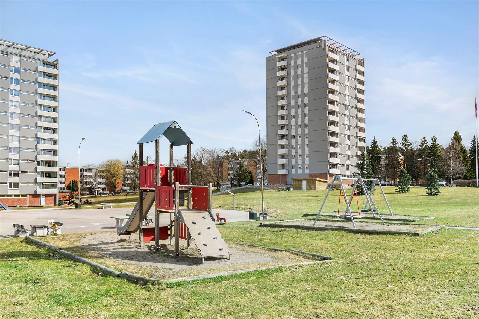 Området rundt består av basketball bane, lekeplass og sittegrupper. Galleribilde